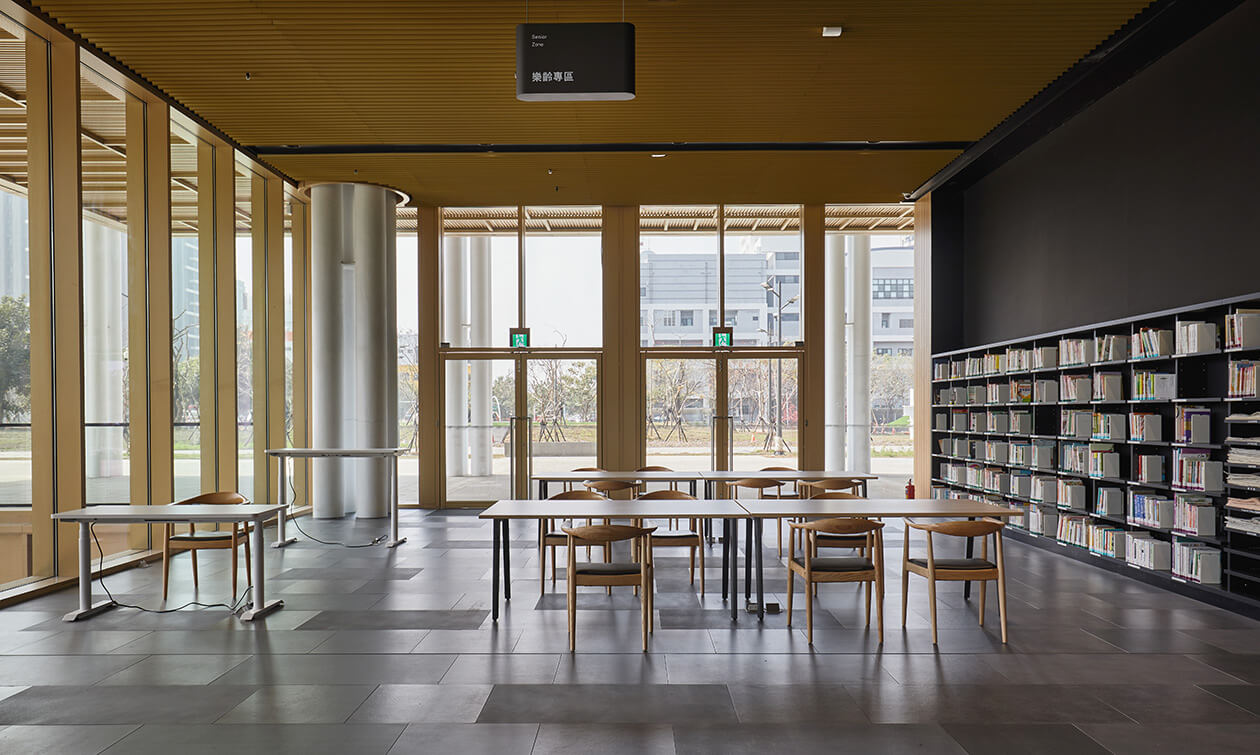 台南圖書館選擇電動升降桌，為樂齡專區規劃專屬的閱覽空間，滿足年長者閱讀的需求，又能適時地擺脫久坐危機