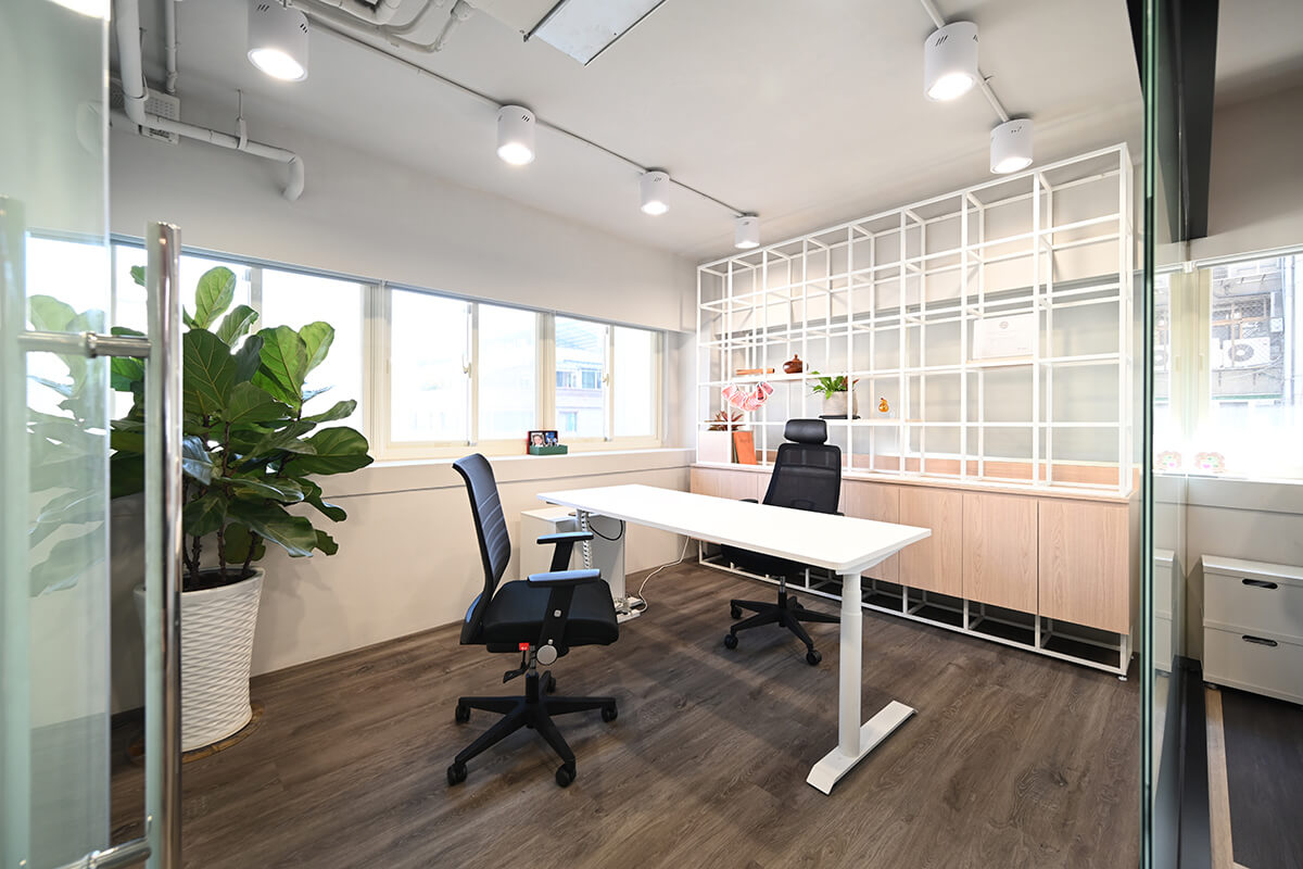 震旦提供可調節辦公桌面高度的UP!升降桌，讓員工可妥善分配坐姿與站姿工作的時間。