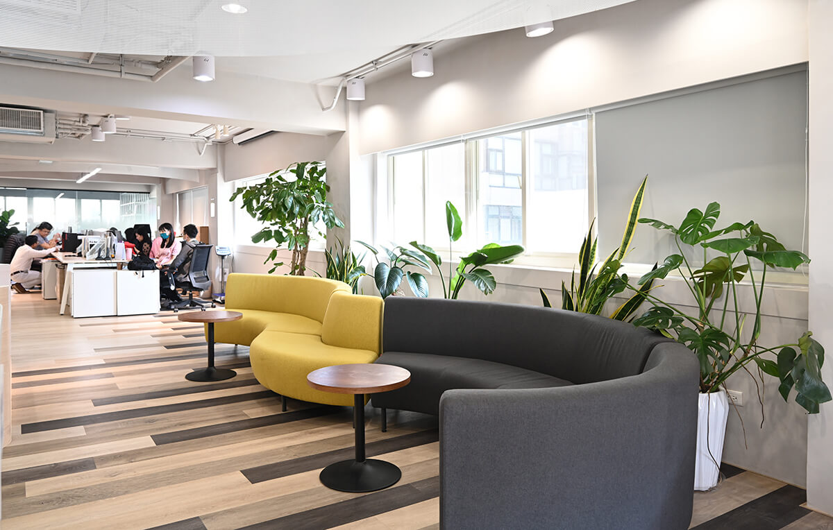 舒適的家具及融入辦公環境的自然元素，提供員工轉換工作心情，維持有效率的工作方式