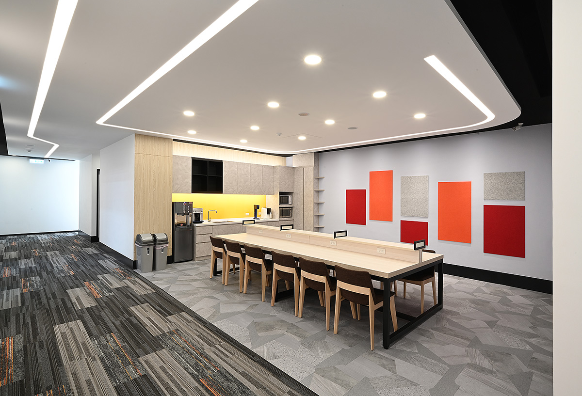 現今辦公室設計趨勢越來越注重職場幸福感，休憩空間的裝潢材質與家具選擇能左右環境的氛圍