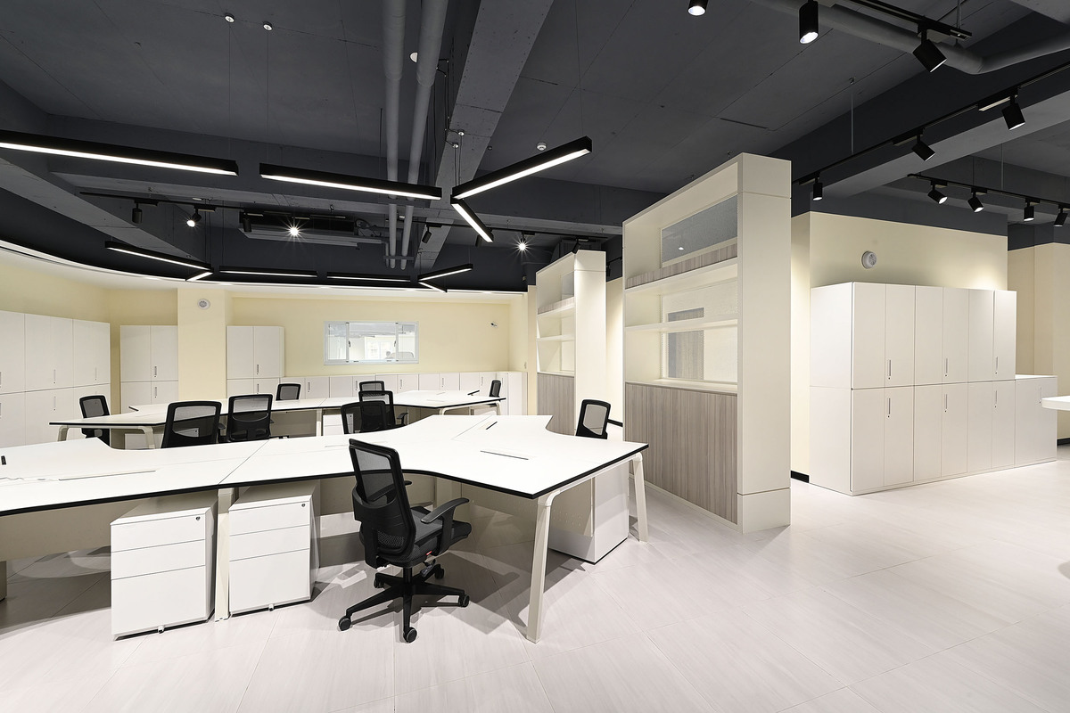 大震設計精準設計空間中的收與放，利用色彩平衡與家具配置，讓辦公室空間呈現簡約質感