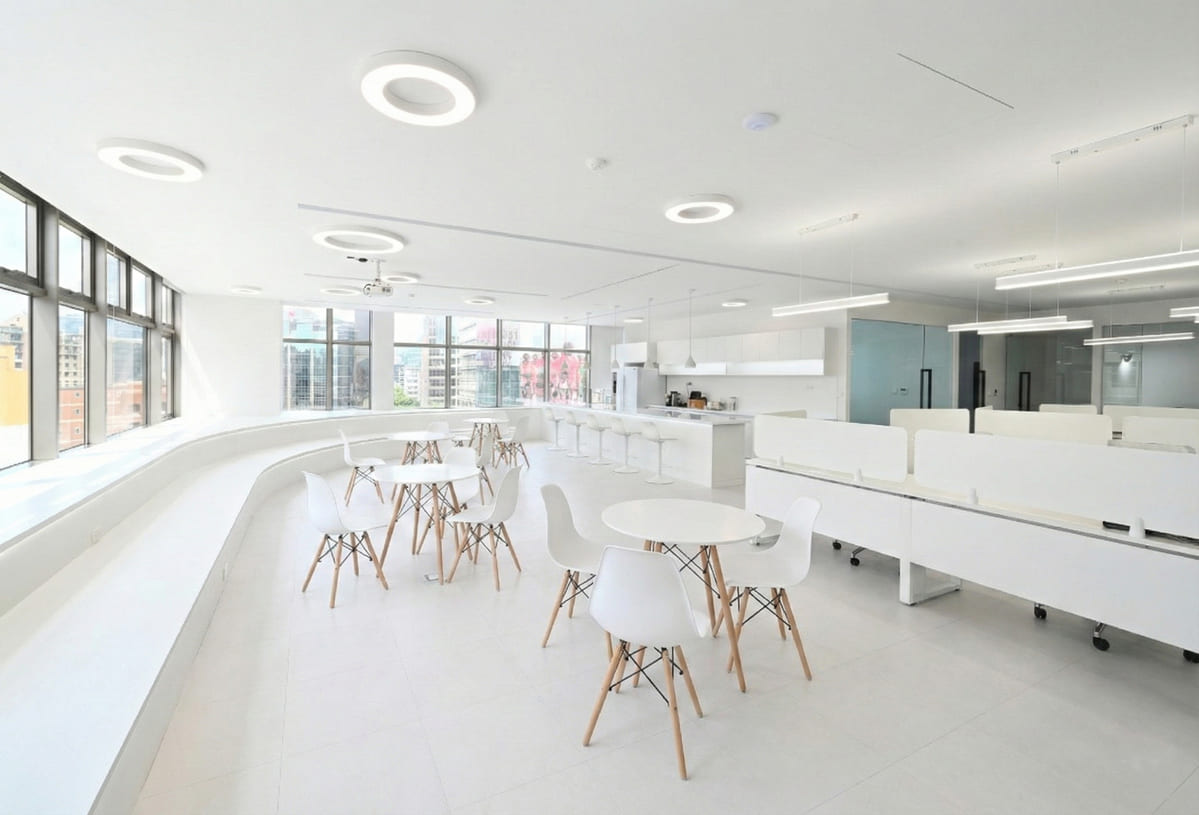 【2026辦公空間趨勢觀測】以Pantone年度色雲舞白打造高效永續環境