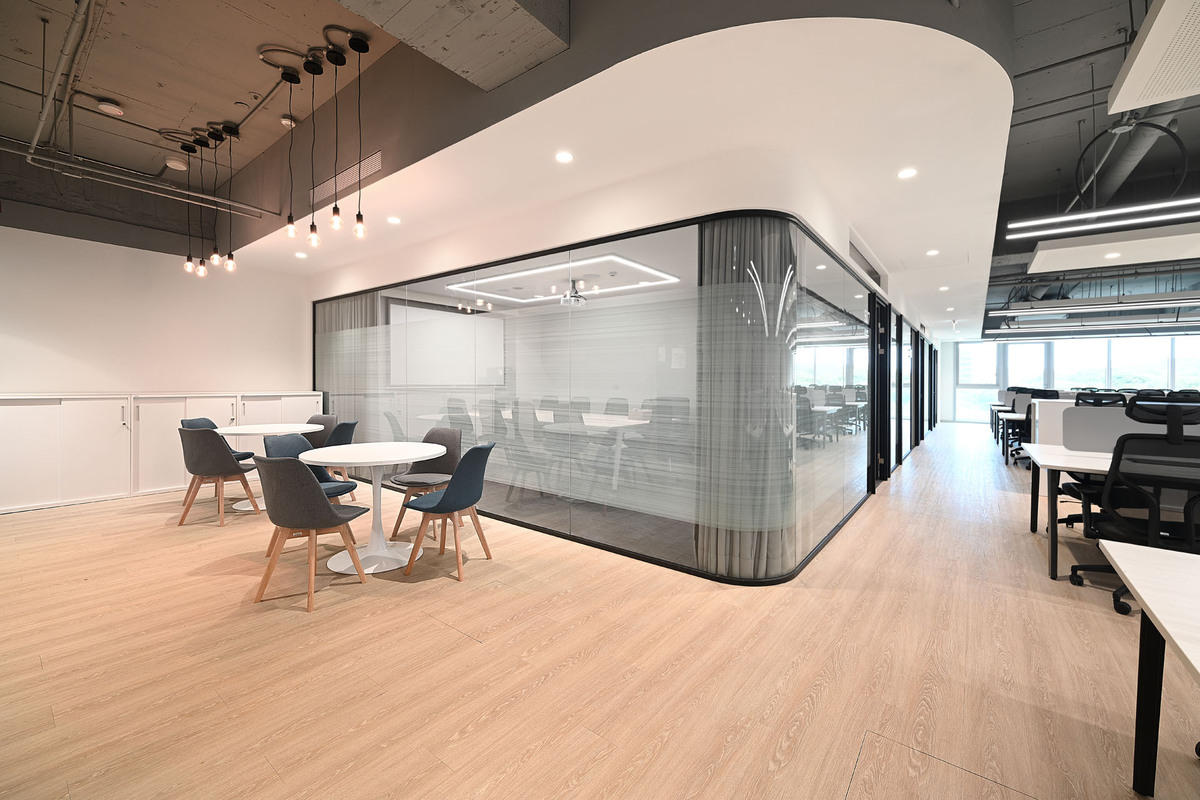 【2026辦公空間趨勢觀測】以Pantone年度色雲舞白打造高效永續環境