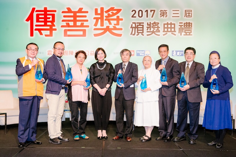 2017年第三屆傳善獎頒獎典禮實況 第三屆傳善獎 頒獎典禮,震旦集團董事長袁蕙華女士(左四)親自頒獎,領獎代表由左起分別為:慈懷基金會林基祥董事長、台北市基督教教會聯合會林哲寧執行長、甘霖基金會林錦雪執行長、紅心字會劉緒倫理事長、曉明基金會吳富柔董事長、雅文基金會鄭欽明董事長、廣青文教基金會鄭信真執行長、台灣露德協會林驥理事長