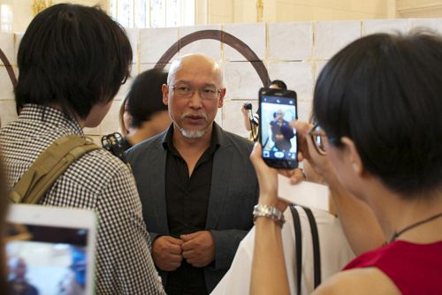 藝術家張恩利接受媒體採訪