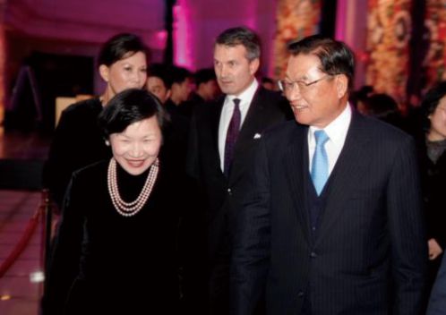 開幕當天，海基會董事長江丙坤先生(圖右)於開幕前預先參觀展覽，故宮周功鑫院長(圖左)陪同參觀