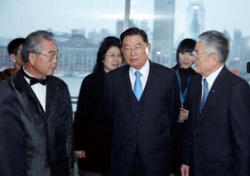 陳永泰董事長陪同江丙坤先生和金仁寶集團董事長許勝雄先生(圖左)參觀