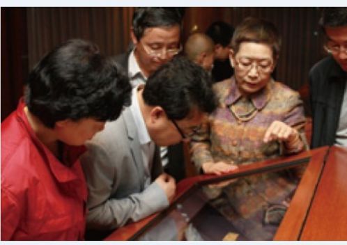 山西省晉中市交流考察團特來臺拜會 震旦博物館館長張臨生詳細解說,帶領參觀館藏文物