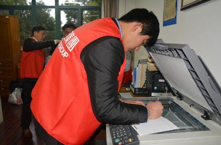 “印”出正能量——震旦集團捐贈複印機協助改善30家機構辦公環境 裝機之後,教顧客使用,並填寫服務卡,讓顧客一目瞭然