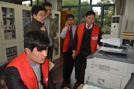 “印”出正能量——震旦集團捐贈複印機協助改善30家機構辦公環境 顧客看到辦公設備得到改善,會心的笑容