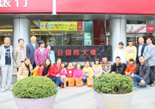 都江堰友愛學校感恩之旅 來台參訪震旦集團 參訪團於震旦大樓前合影