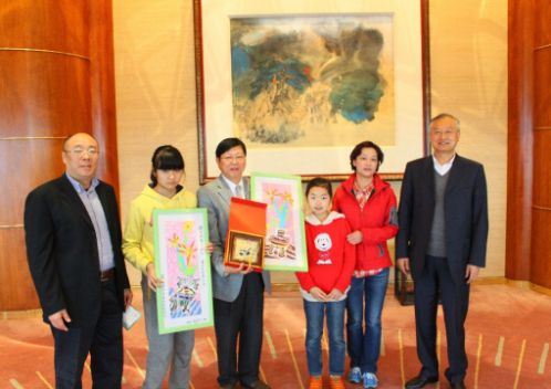 都江堰友愛學校感恩之旅 來台參訪震旦集團 小朋友致贈親手創作給集團