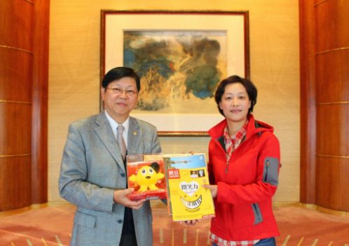 都江堰友愛學校感恩之旅 來台參訪震旦集團 許執行董事代表集團致贈月刊及旦寶紀念品