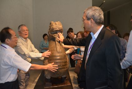 財金文化●金融家杭州考察團來訪震旦集團 貴賓們饒有興趣的參觀震旦博物館