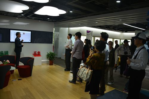 嘉賓們在金蛋前駐足，瞭解震旦歷史