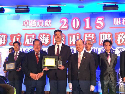 馬志賢總經理(中)代表震旦集團出席頒獎典禮