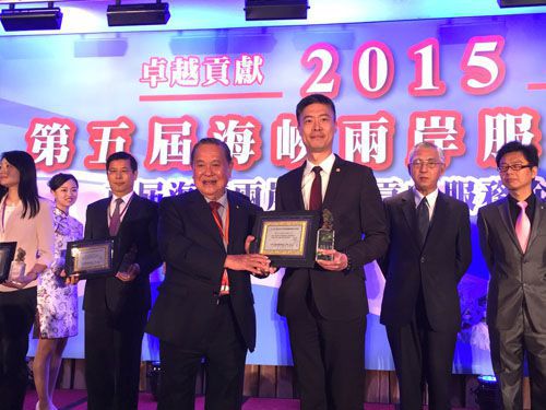 馬志賢總經理(右)代表震旦集團出席頒獎典禮