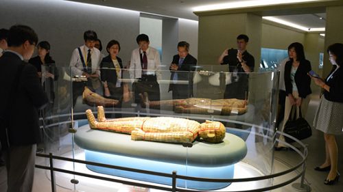 校企互動 臺灣政大EMBA精英蒞臨震旦 博物館館藏介紹,共享文化饗宴