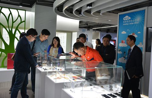 校企互動 臺灣政大EMBA精英蒞臨震旦 神奇的3D列印技術讓嘉賓駐足不前