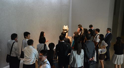 校企互動 臺灣政大EMBA精英蒞臨震旦 貴賓們在博物館入口觸摸南朝神獸