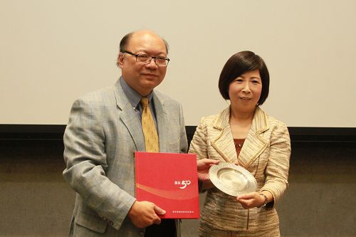 香港城市大學EMBA班參訪震旦集團 交流企業經營機遇與挑戰 林樂萍常務董事代表震旦集團致贈50週年專刊,梁博士代表香港城市大學EMBA班致贈謝禮