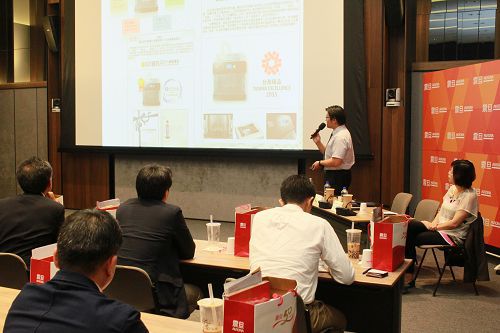 日本船井綜合研究所OA機器販賣會社經營研究會參訪 賀俊強總經理為日本貴賓作集團簡介