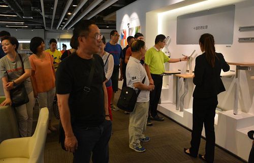 復旦臺大EMBA貴賓蒞臨震旦 貴賓們對震旦家具工藝、材料、品質表現了濃厚的興趣