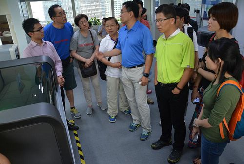 復旦臺大EMBA貴賓蒞臨震旦 貴賓們參觀震旦旗艦展廳3D體驗區,驚歎於震旦對於前瞻趨勢的理解