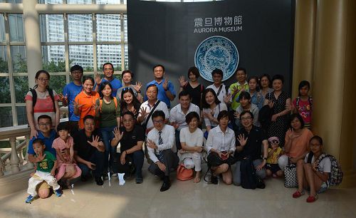 復旦臺大EMBA貴賓蒞臨震旦 貴賓們在震旦博物館前合影