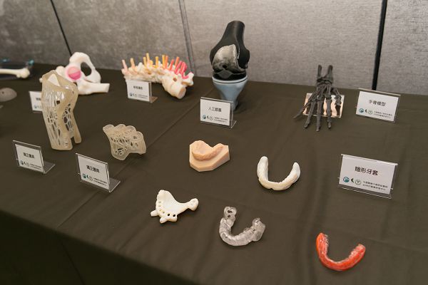震旦集團、中國醫體系 攜手打造長陽生醫國際 現場展示各式3D列印模型,包含隱形牙套、手骨模型、人工膝蓋、矯正護具等