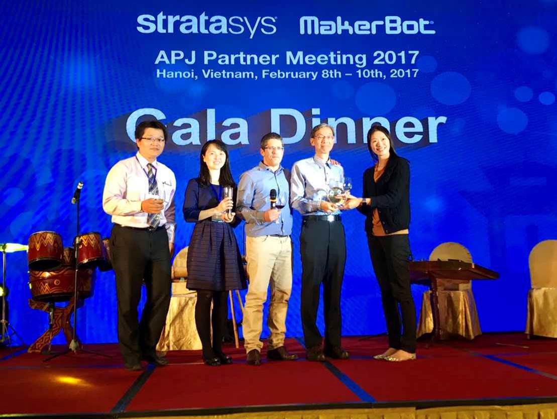 通業技研 榮獲2016年Stratasys亞太區【最佳行銷表現獎】 頒獎典禮現場,由左至右為通業營業總監賴建丞、林慧香、Stratasys亞太區總經理Omer Krieger 、通業董事長紀崇楠、Stratasys亞太區行銷長Janice