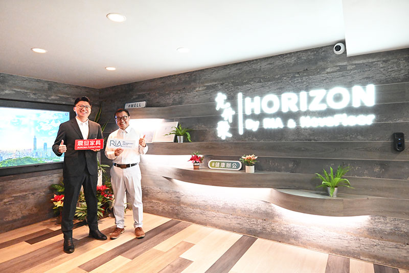 由震旦家具、叡亞環保及行業先進共同打造的「Horizon允升聚」，高分獲WELL白金級認證。(左至右:震旦家具行銷資深經理樊溫聖與叡亞環保技術董事長特助陳永林)