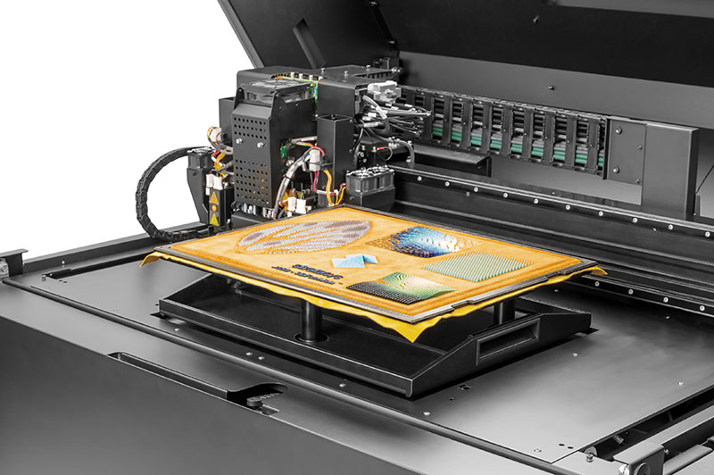 震旦通業舉辦3D用戶暨Stratasys使用者大會 宣布成立「3D創新技術應用中心」在地服務快速滿足顧客需求 ▲Stratasys J850 TechStyle 3D 列印機為時尚行業量身訂製,專為紡織品、服裝、配飾和鞋類設計應用。