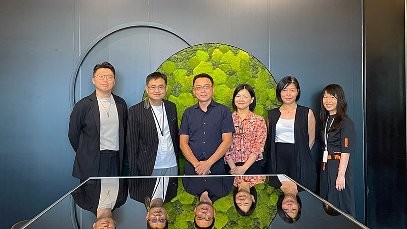 震旦家具與台灣設計研究院攜手合作，加速協助企業做好永續環保目標，建立更環保、更具永續發展的未來。(左三震旦家具創新中心總經理高曰菖、左二為台灣設計研究院副院長林鑫保)