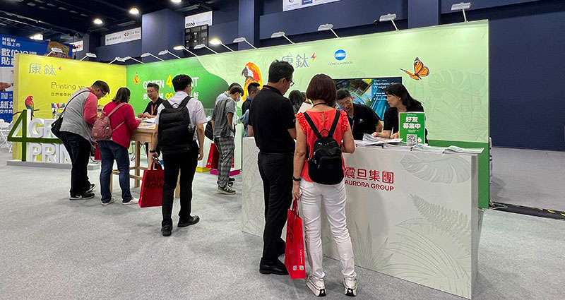 康鈦科技參加首屆台灣噴墨科技展 展示UV噴墨印刷系統 協助實踐綠色印刷 康鈦科技現場展示新一代噴墨印刷系統及數位燙金上光機產業案例,協助顧客實踐綠色印刷。