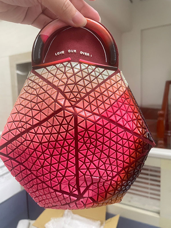 震旦通業參加2023年台灣3D列印展 推出獨家「3D Fashion™」多元應用 協助產業創新研發 ▲Stratasys 3D列印融入婚紗禮服設計,或全彩列印時尚手提包,打造獨一無二設計。(Stratasys原廠提供)