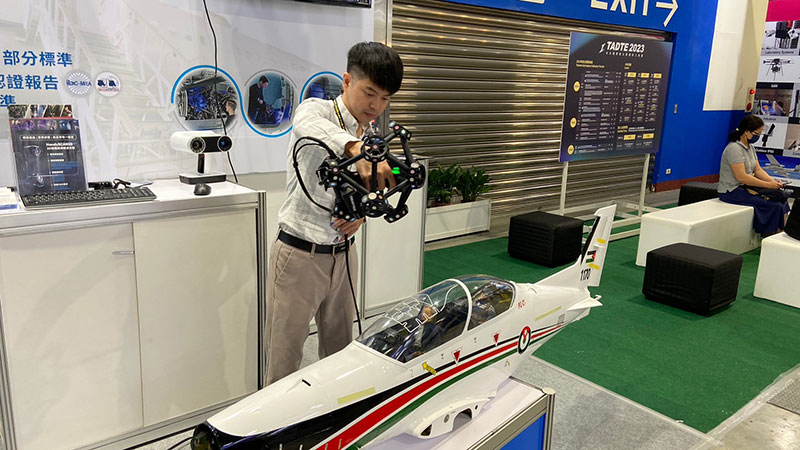 震旦通業推航太3D解決方案 協助快速、精準製程 提升安全與效率 震旦通業代理的Creaform手持雷射3D掃描,可測量無人飛行器的外形和尺寸,更容易地進行搭載器的設計。
