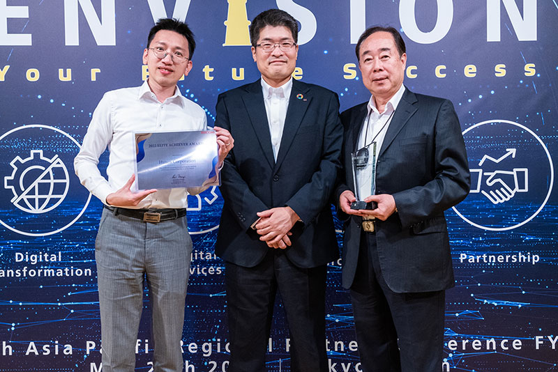 互盛推「360度辦公樂活」虛擬展廳 協助顧客實現元宇宙智能辦公 互盛公司連續多年榮獲RICOH日本原廠銷售獎項肯定,RICOH ASIA總經理上杉惠一郎(中)親自頒發獎牌,由互盛總經理翁國華(右)代表接受表揚。