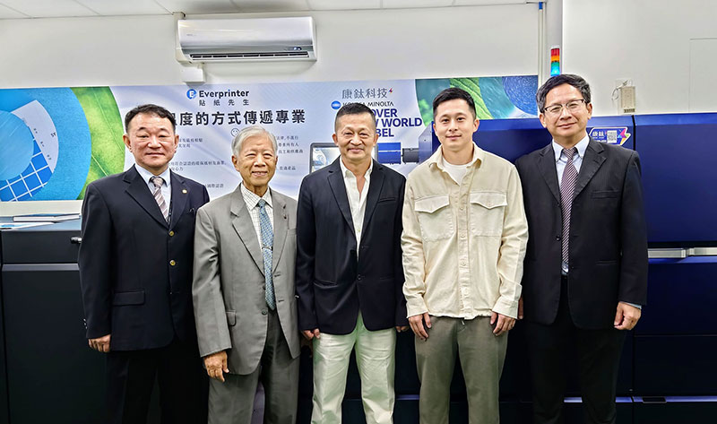 康鈦科技攜手億鋒貼紙 成立數位標籤展示中心 協助產業轉型升級 拓展合作商機 康鈦科技攜手億鋒公司成立數位標籤展示中心,為標籤印刷產業拓展更多商機。 (左至右-康鈦科技總經理劉建軍、印刷人雜誌社董事長陳政雄、億鋒公司總經理游信忠、億鋒公司業務經理游子儀、康鈦科技總監袁偉富)
