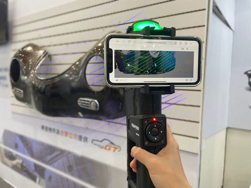 震旦通業推大尺寸3D掃描解決方案 協助汽車、航太產業提升創新效能 MAX系列手持雷射3D掃描器,可搭載手機監控遠端電腦桌面,協助擷取更多細節。