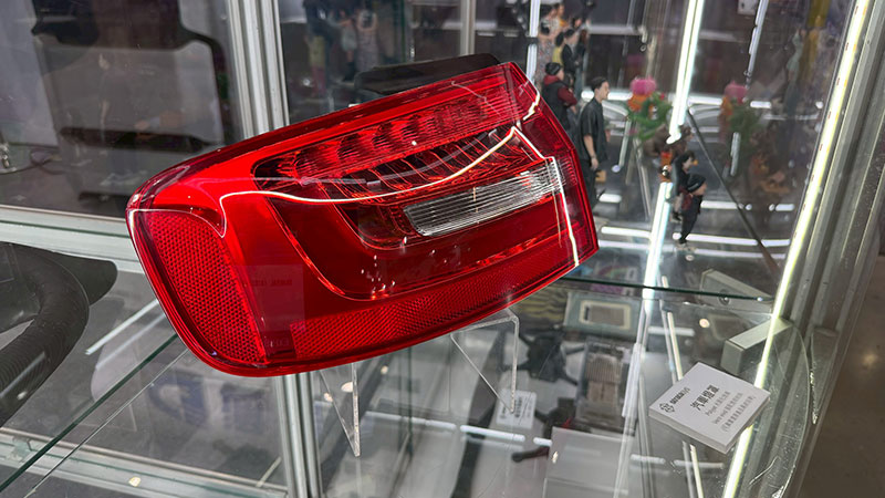 Stratasys PolyJet高擬真視覺原型方案，透過 Vero Vivid 全彩透明列印，在開模前完成 1:1擬真效果驗證，降低修模風險與開發成本。