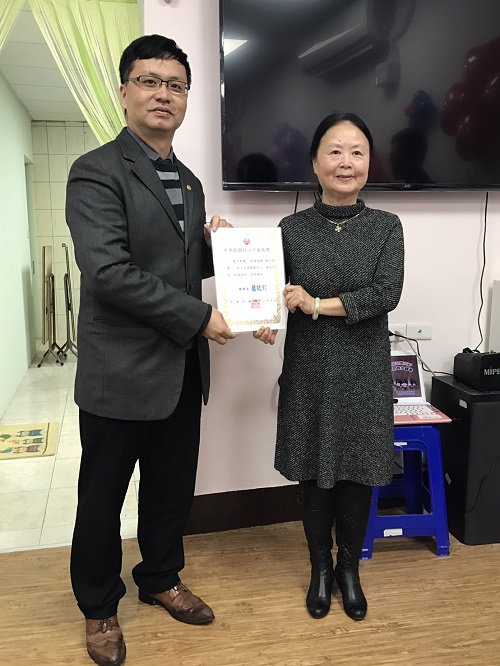 震旦志工們展現團隊合作，迅速組裝定位