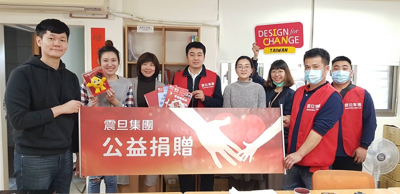 【公益捐贈】社團法人臺灣童心創意行動協會_透過「設計」,讓教育變的不一樣 圖1.震旦OA忠孝分公司楊沂錚經理代表集團捐贈辦公家具