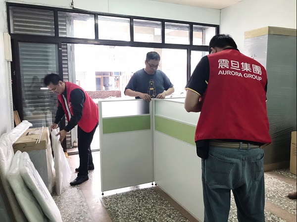 【公益捐贈】醫療財團法人南迴基金會_翻越中央山脈,震旦集團以行動支持南迴 家具志工仔細迅速將辦公家具組裝定位完成