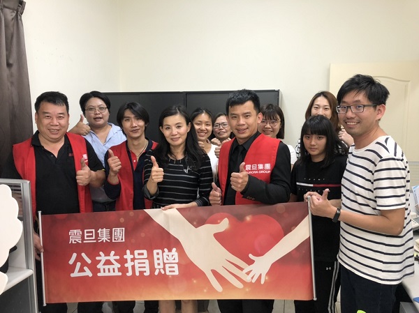 【公益捐贈】財團法人熱愛生命文教基金會_震旦集團關懷弱勢青少年教育 金儀南台中分公司曾建霖經理代表集團捐贈辦公家具