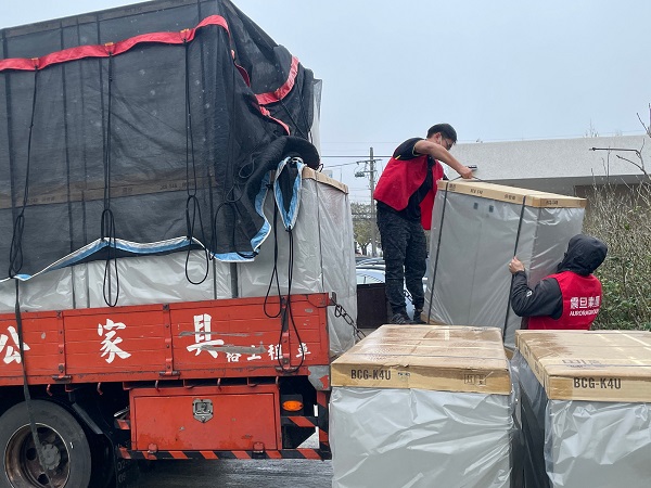 震旦志工們展現團隊合作，迅速組裝定位