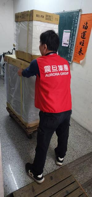 【公益捐贈】社團法人台灣放伴教育協會_完善辦公新據點,協助打造教育場域 震旦志工協助搬運、組裝活動櫃組,完善教學環境。