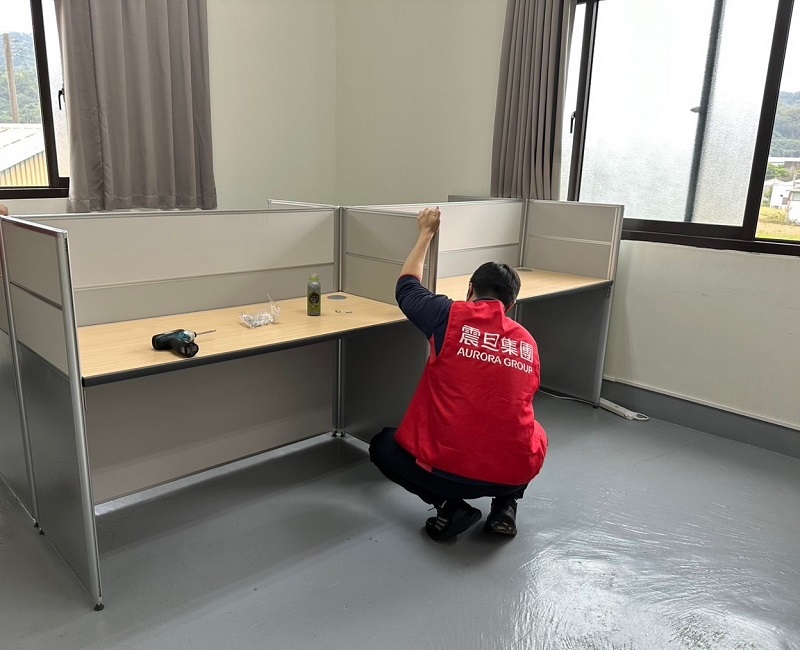 【公益捐贈】中華燦林社會福利協會_協助打造安全、舒適工作環境 震旦志工協助搬運、組裝活動櫃組,完善教學環境。