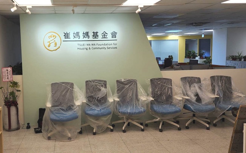 【公益捐贈】財團法人台北市崔媽媽基金會_協助打造辦公環境 提高服務能量 震旦志工協助搬運、組裝活動櫃組,完善教學環境。
