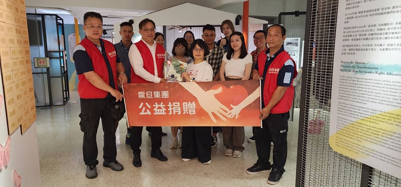 【公益捐贈】財團法人台北市婦女救援社會福利事業基金會_暖心捐贈,支持婦女重建力量 震旦OA中正分公司潘柏維資深經代表集團捐贈辦公家具。